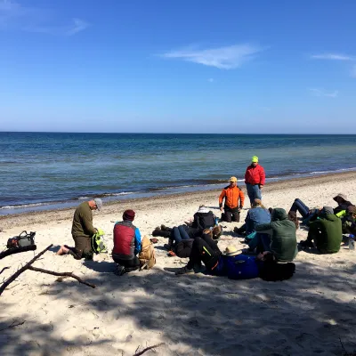 Teilnehmende bei der Pause am Strand