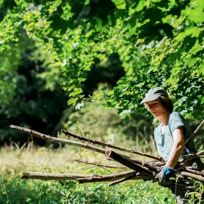 Teilnehmerin transportiert Schnittgut ab