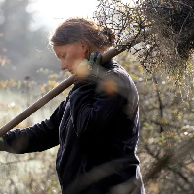 Teilnehmerin mit Heugabel