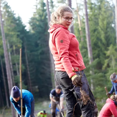 Teilnehmende bei der Pflanzung