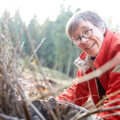 Lächelnde Teilnehmerin 