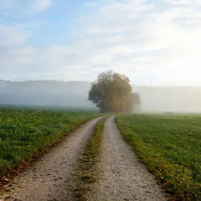 Weiter Blick über Wiesen