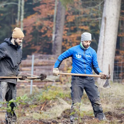 Zwei Teilnehmer mit Wiedehopfhauen