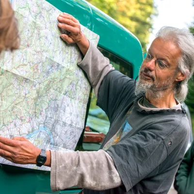Projektleiter zeigt Arbeitsstelle auf der Karte