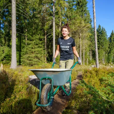 Teilnehmerin mit Schubkarre