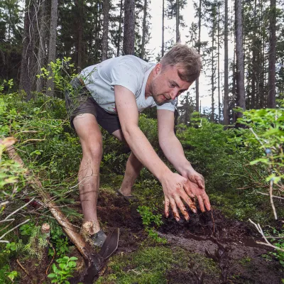Teilnehmer bei der Arbeit im Hochmoor