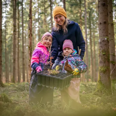 Teilnehmerin mit zwei Kindern und Jungpflänzchen