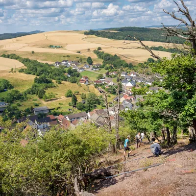 Weiter Blick den Hang hinunter und über das Dorf