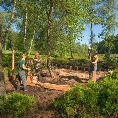 Arbeitsfläche im Moor mit Teilnehmenden