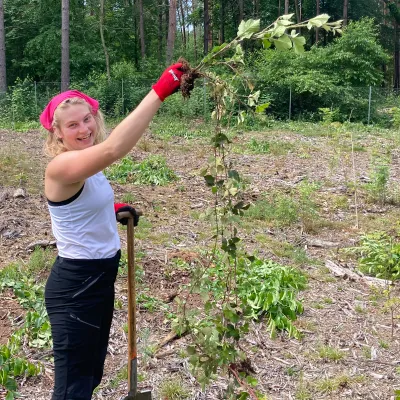 Junge Frau mit ausgegrabener Traubenkirsche