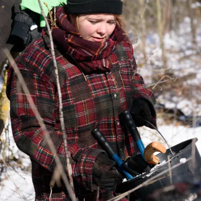 Junge Frau mit Werkzeug im Eimer
