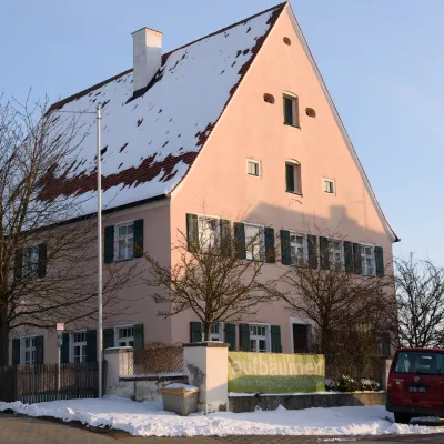 Haus mit aufbäumen-Banner