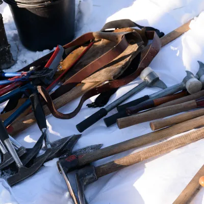 Verschiedene Werkzeuge im Schnee liegend