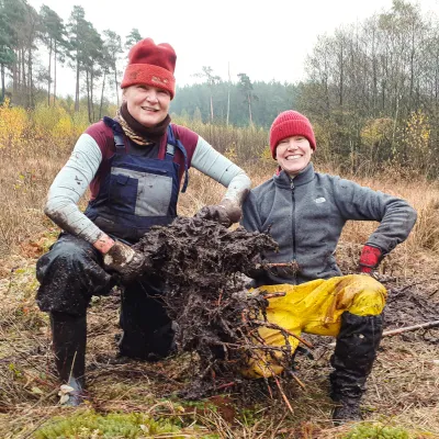 Stolze Frauen mit ausgegrabener Wurzel