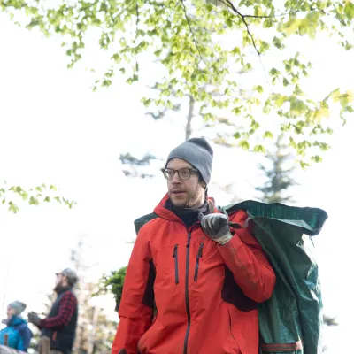 Junger Mann mit Pflanzsack und Wiedehopfhaue