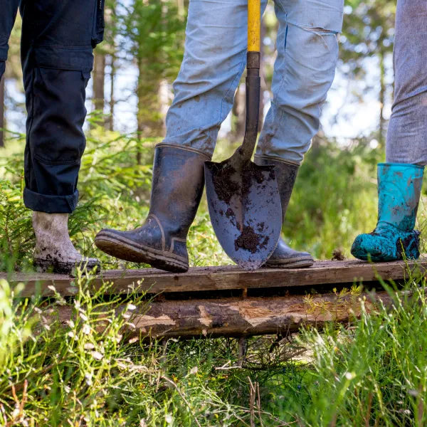 Drei Beinpaare in Gummistiefeln