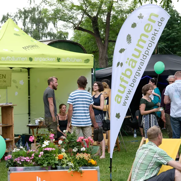 Messestand mit Besuchern