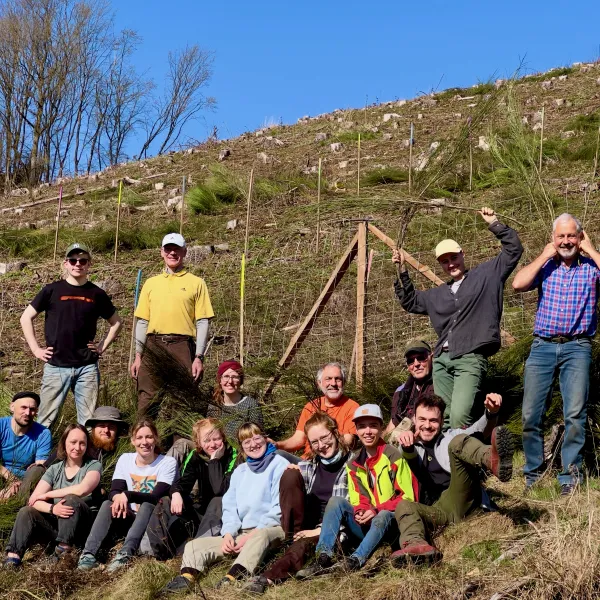 Freiwilligengruppe Werdohl auf Kahlfläche mit Ginster