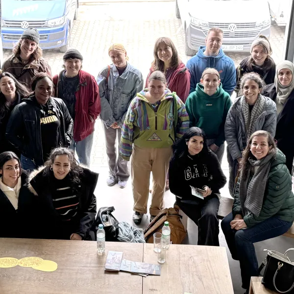 eine Gruppe internationaler Studierender im Bergwalprojekt-Büro