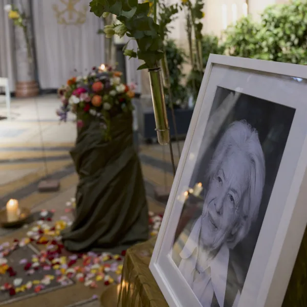 Sterbebild in einer Kirche mit Blumen