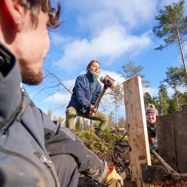 Personen bei der Grabenverbauung im Moor