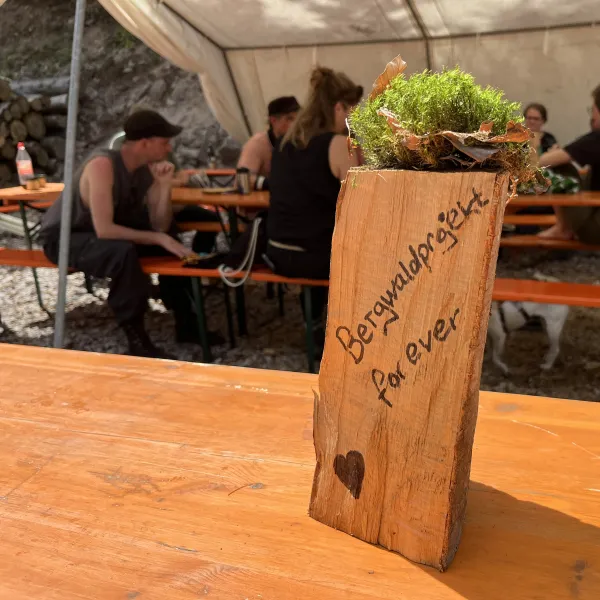 Ein Stück beschriebenes Holz auf einem Tisch