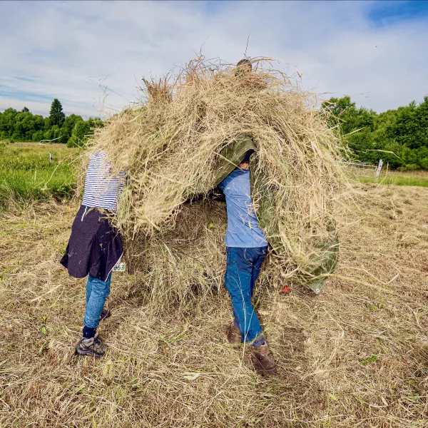 Zwei Menschen stecken stehend im Heuschober