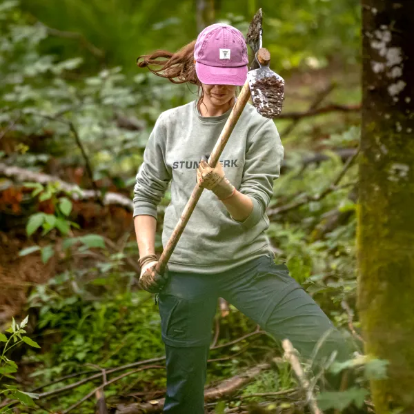 Teilnehmerin in voller Aktion mit Wiedehopfhaue