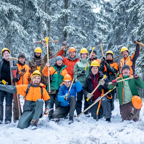 Gruppe mit Werkzeugen im Schnee