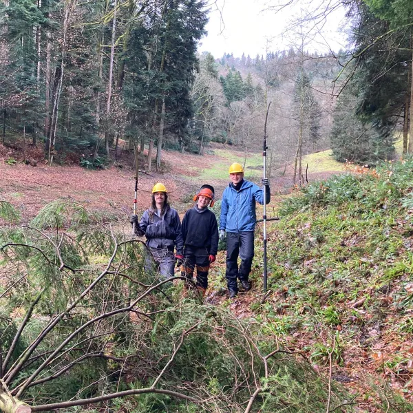 Drei Personen mit Hochentastungssägen