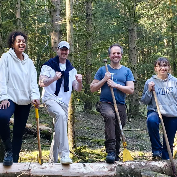 Mitarbeitende der Postcode-Lotterie im Zukunftswald Unterschönau