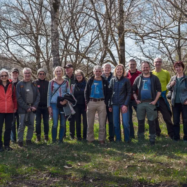 Gruppenbild der Stifter*innen der Umweltstiftung Greenpeace, Mitarbeitender der Umweltstiftung Greenpeace und des Bergwaldprojekts
