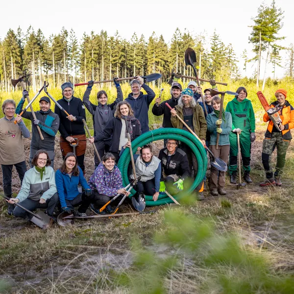 Gruppenbild mit Werkzeug im Moor