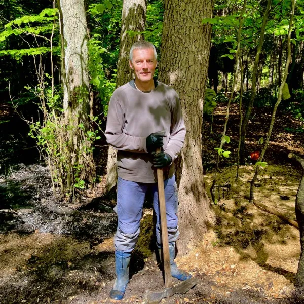 Teilnehmender Mann im Wald bei Rostock 