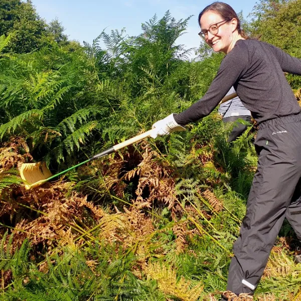Teilnehmerin recht Farn zusammen
