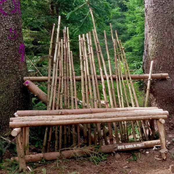 Sitzbank aus Biotoppflegerückständen