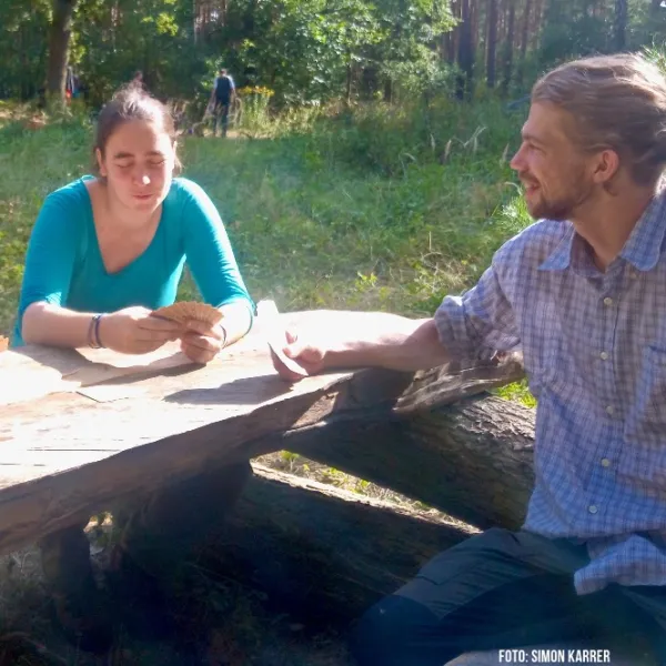 Freiwillige spielen freiwillig Skat am selbst gebauten Tisch