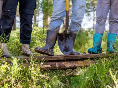 Drei Beinpaare in Gummistiefeln