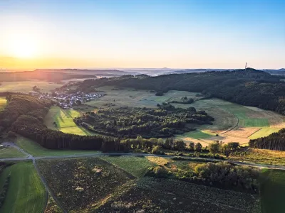 Weiter Blick auf ein Maar