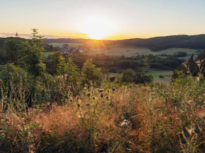 Stimmungsvoller Blick auf eine Ladschaft bei Sonnenuntergang