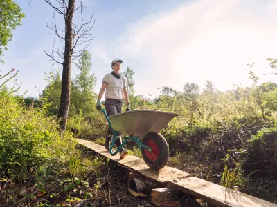 BWP_Naturpark_Vulkaneifel_3.jpg Teilnehmerin mit Schubkarre