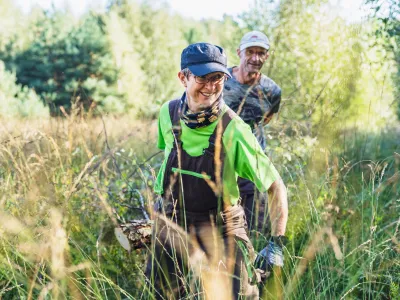 Teilnehmende beim Abtransport von Schnittgut