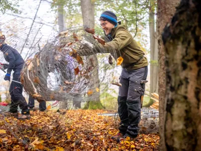 BWP_Wehretal_8.jpg Teilnehmer mit einer Rolle Drahtzaun