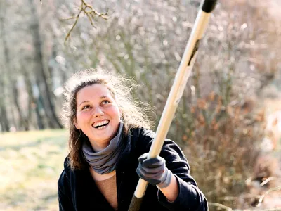 Lächelnde Teilnehmerin bei der Baumpflege