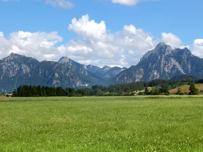 Blick auf Wiesen und Berge