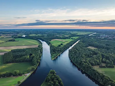 Weiter Blick aus der Luft über die Flusslandschaft