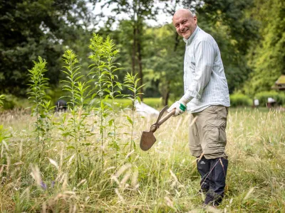 Saar Urwald_Bildergalerie_Bergwaldprojekt_5.jpg Teilnehmer mit Wiedehopfhaue