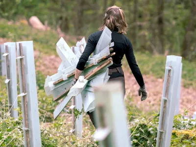Einzelschutz_Bergwaldprojekt Teilnehmerin trägt schützende Wuchshüllen