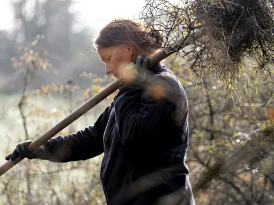 Teilnehmerin mit Heugabel