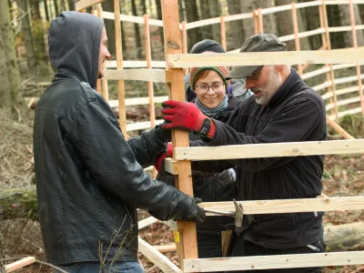 Freiwillige beim Hordengatterbau